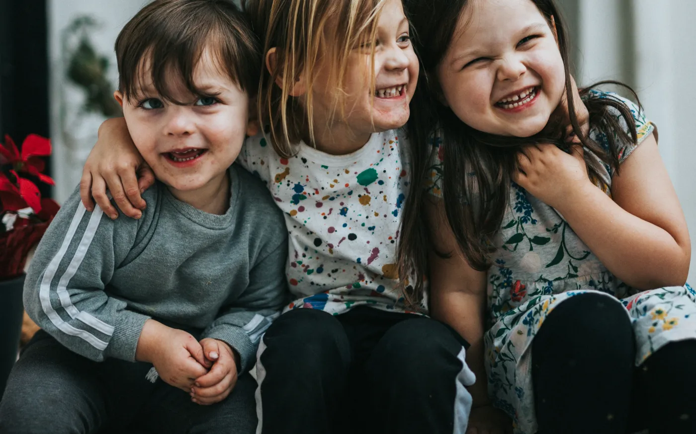 2 girls sitting on floor by Nathan Dumlao courtesy of Unsplash.